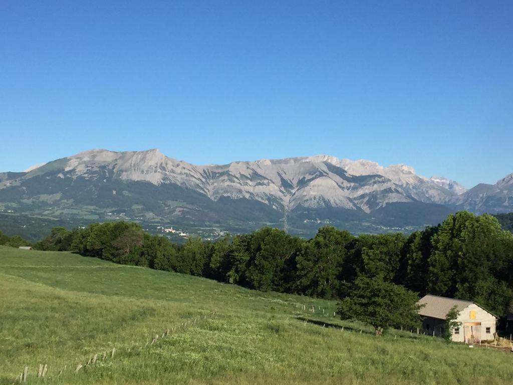 Appartement Offrant Une Magnifique Vue Des Montagnes Сен-Леже-ле-Мелез Экстерьер фото